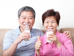 Sữa cho người lớn tuổi bị xương khớp chất lượng, mang đến sức khỏe tốt.