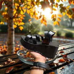 Dép thời trang đế cao 6-9cm chống trơn trượt và quai  đen kẻ viền Gucci, mix cùng váy maxi, áo dài