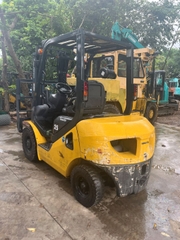Komatsu FD25C-17-301865 giá chỉ 325 tr với chức năng gật gù số sàn