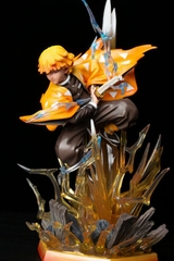 Mô Hình Kimetsu No Yaiba Zenitsu chiến đấu có led siêu đẹp cao 35cm - Figure Kimetsu No Yaiba - Có hộp màu - K2-T4-S11
