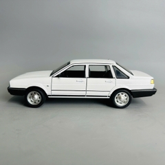Mô Hình xe Volkwagen Satana trắng tỉ lệ 1:24 Hợp kim có thể mở cửa - bánh sau chạy cót - Dài 19cm - cao 5.5cm - nặng 600gram - Figure Oto - FULL BOX : box màu - SKU : oto394 - K66-T3-S8