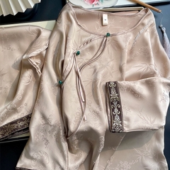 Bộ đồ ngủ kiểu Trung Hoa màu vàng vải jacquard mỏng thiết kế rộng rãi DN101250