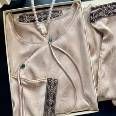 Bộ đồ ngủ kiểu Trung Hoa màu vàng vải jacquard mỏng thiết kế rộng rãi DN101250