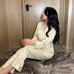 Đồ ngủ Pijama lụa xước hàng hiệu cộc tay vàng họa tiết kẻ caro DN409240
