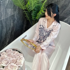 Đồ ngủ Pijama lụa xước hàng hiệu cộc tay Hồng nhạt viền đen họa tiết cánh bướm DN407240