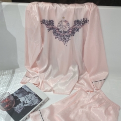 Đồ ngủ Pijama lụa xước hàng hiệu cộc tay Hồng nhạt viền đen họa tiết cánh bướm DN407240