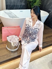 Đồ ngủ Pijama lụa xước hàng hiệu cộc tay Hồng nhạt viền đen họa tiết cánh bướm DN407240