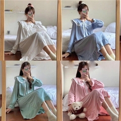 👑 Bộ đồ ngủ nữ tay dài phong cách tiên nữ Hàn Quốc – cổ búp bê, dáng dài qua gối, siêu dễ thương DN173250