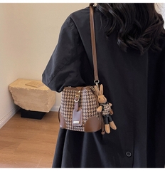 Túi Mix Dạ Đeo Chéo Nữ - Giỏ Xách Kèm Móc Túi Thỏ Mona - tt240342