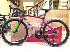 Xe đạp đua SAVA HAWKEYE 2024 - Khung, vành Full Carbon, Full group Shimano 105 R7120 thắng đĩa dầu. Màu Ngọc Ruby