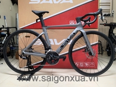 Xe đạp đua SAVA AURORA DISC 105 - Khung full Carbon, group Shimano 105 R7000 (4 món) - 2 đĩa 11 líp . Màu Xám