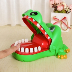 Đồ chơi bấm răng cá sấu kịch tính cho bé
