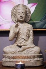 Đức Phật Thích Ca tỏa hào quang