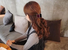 Kẹp Càng Cua HimHip Composite Viền Đá Mặt Vuông Basic Nhẹ Nhàng 8 Răng 4x4cm