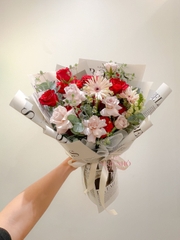Bó Hoa Tone Khói Nude & Đỏ | Giấy Báo Cổ Điển 520