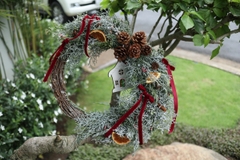 Vòng nguyệt quế ngôi nhà mix nơ đỏ, phủ tuyết