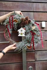 Vòng nguyệt quế ngôi nhà mix nơ đỏ, phủ tuyết