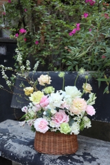 Giỏ hoa tông hồng pastel