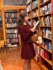 SET403-Set nhung lì áo huy hiệu thêu phối chân váy xếp ly có lót