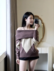 A433-Áo len dài tay trễ vai hoạ tiết quả trám nâu be