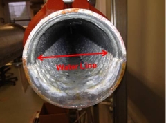 Hình So sánh ống thép mạ kẽm chứa nước máy để trong (A) không khí thường