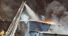 Hình (A) Nhà máy mạ thép không có hệ sprinkler.