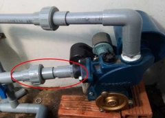 Vấn Đề: Không gian trong hộp chứa máy bơm nước bị hạn chế. Việc lắp một máy bơm thường cần 2 zắc co và 2 nối ren ngoài.