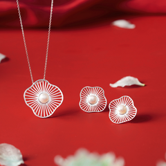 Hoa Tai Nụ Bạc 925 Mặt Ngọc Trai Tự Nhiên Hình Lá Sen Cỡ Lớn Luxury Pearls - VUE508