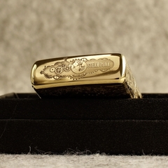 BẬT LỬA ZIPPO AMORR VỎ DÀY KHẮC ĂN MÒN 5 MẶT SƯ TỬ MẮT HOA MÀU VÀNG- VỎ ĐỒNG CÓ TEM ĐỎ