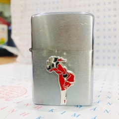 Eblem dán trang trí Zippo chủ đề Windy Girl ( cô gái gió) phủ sơn màu đỏ, chất liệu hợp kim nhôm, hàng chuẩn zin Mỹ