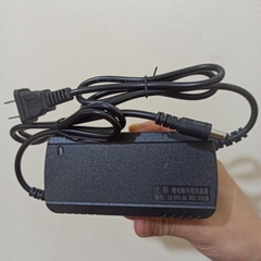 Sạc 14.6V 5A cho pin sắt photphat hệ 4S. Sạc 12.6V 5A cho pin lion hệ 3S (có quạt)