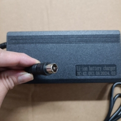 Sạc 42V chân vuông