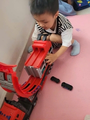 Đồ chơi xe tải container cỡ lớn biến hình đường đua lộn nhào dài 1m3 kèm nhiều ô tô hợp kim có đèn nhạc vui nhộn cho bé