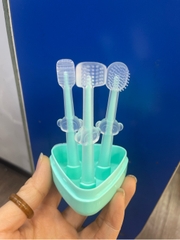 Set 3 bàn chải rơ lưỡi silicon 3 giai đoạn hogokids có hộp đựng cho bé từ 0-18m