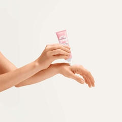 Kem Dưỡng Da Tay Glow Essentials Hand Cream With Vitamins E And B3 Cấp Ẩm Và Làm Sáng Da Tay – 75ml - 44484 Oriflame