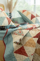 Bộ chăn ghép vải tam giác, chần máy màu đỏ xanh kích thước 2x2,2m