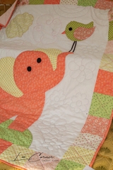 Chăn ghép vải áp máy, voi hồng nền trắng, chần tay, kích thước 1,2x1,5m