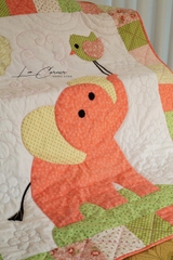 Chăn ghép vải áp máy, voi hồng nền trắng, chần tay, kích thước 1,2x1,5m