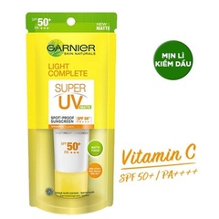 Kem Chống Nắng Garnier Kiềm Dầu Sáng Da SPF50+ PA+++ - Tuýp 15ml