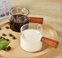 Cốc rót sữa thủy tinh cầm tay