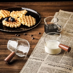 Cốc rót sữa thủy tinh cầm tay