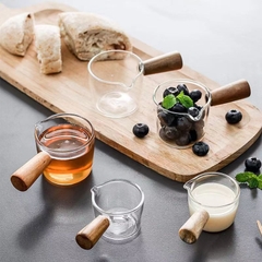 Cốc rót sữa thủy tinh cầm tay