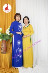 Áo dài màu xanh coban đính kết