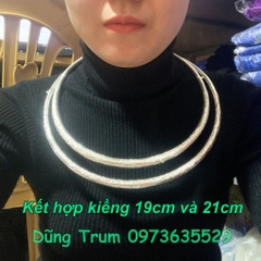 Kiềng bạc tròn kết hợp áo dài chụp ảnh, kiềng cổ dân tộc biểu diễn