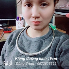 Kiềng bạc tròn kết hợp áo dài chụp ảnh, kiềng cổ dân tộc biểu diễn