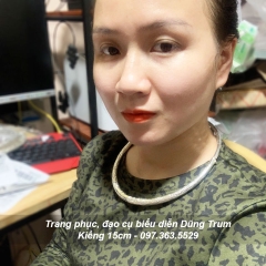 Kiềng bạc tròn kết hợp áo dài chụp ảnh, kiềng cổ dân tộc biểu diễn