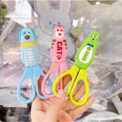 Kéo học sinh và giấy thủ công