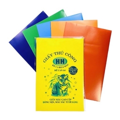 Kéo học sinh và giấy thủ công