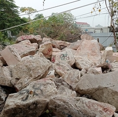 Nhập 100 tấn đá nguyên khối tại Xưởng chế tác Đá Quý Việt