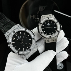 Hublot Đính Full Đá |Cặp Đôi |Mặt Tròn (Đen) |Dây Cao Su |Máy Pin (Quartz) |Size 34-42mm